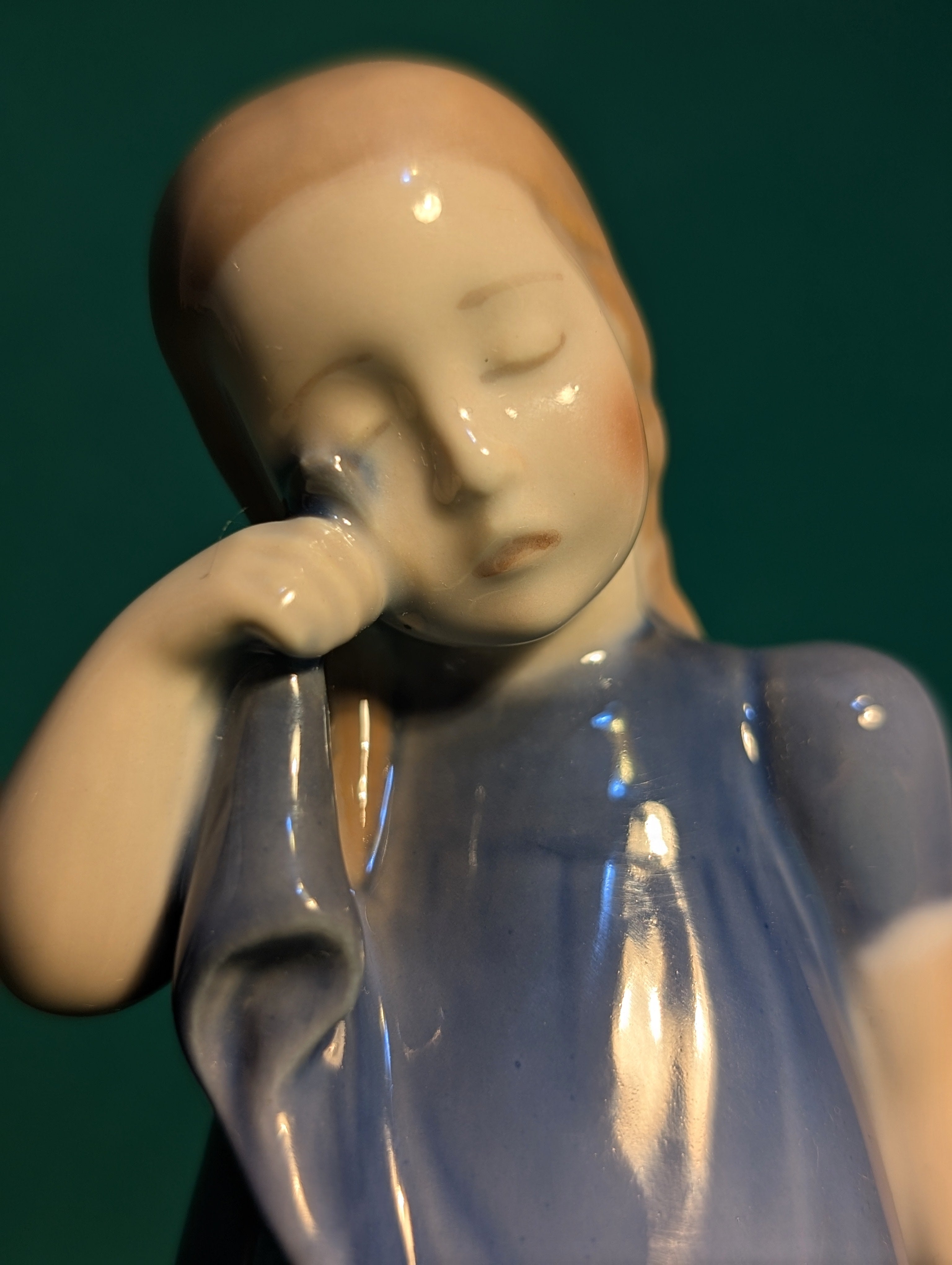 Statuina Royal Copenhagen Bimba Latte Versato Numerata – Spilled Milk Girl Porcellana Danese