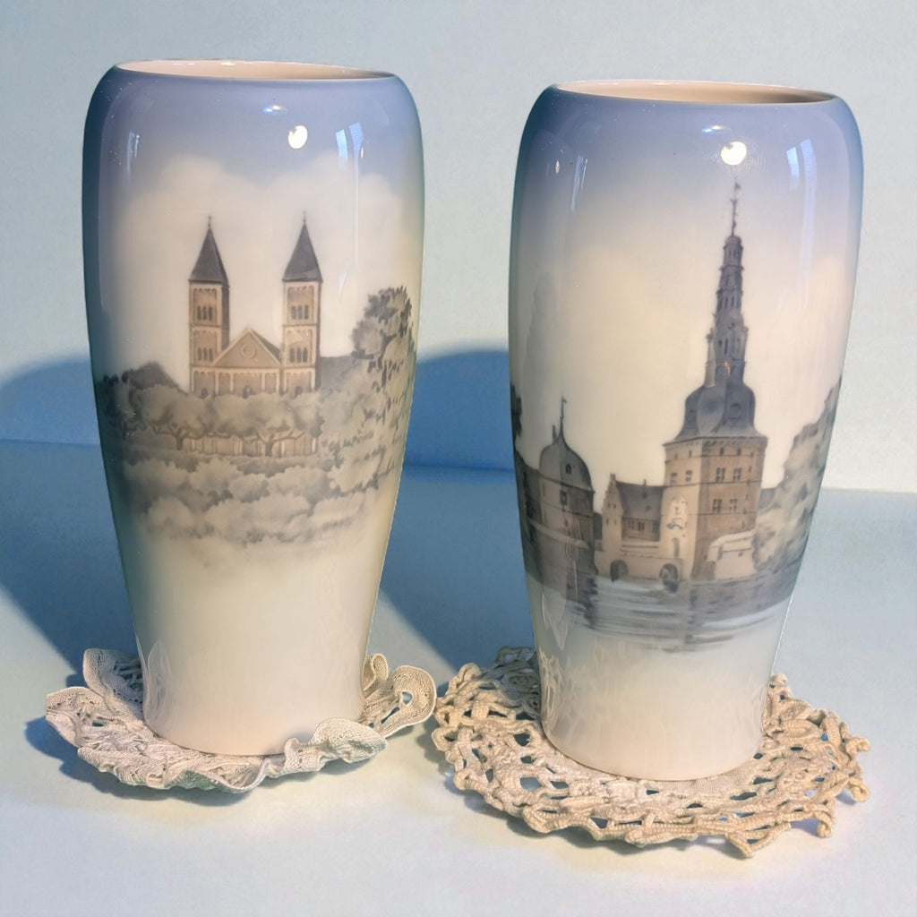 Vasetti in porcellana della Royal Copenhagen con edifici storici