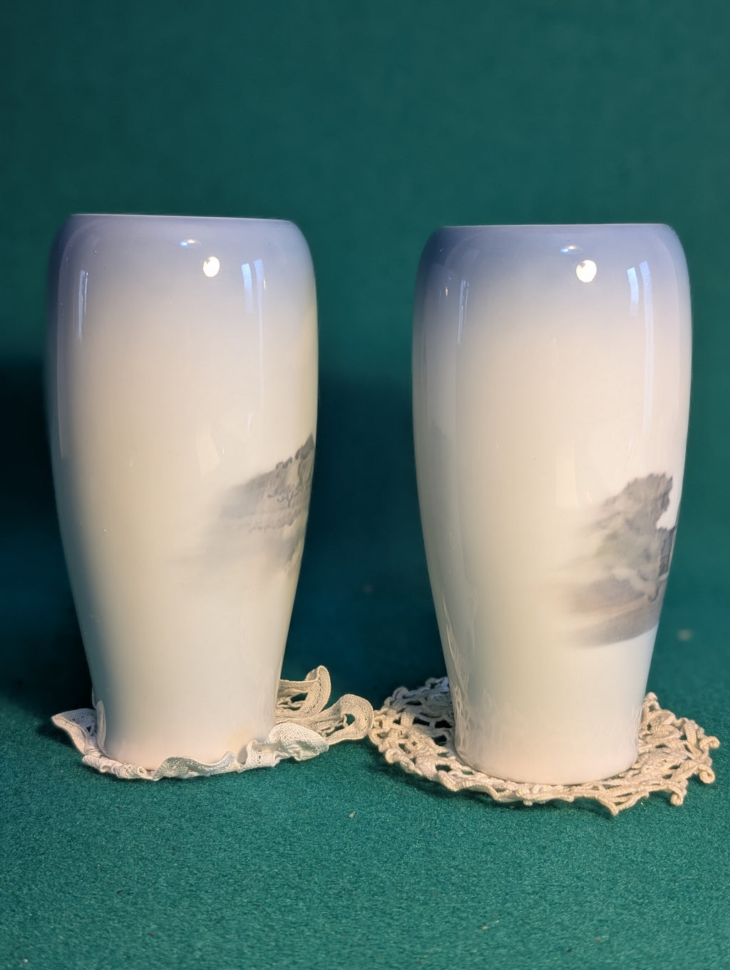 Vasetti in porcellana della Royal Copenhagen con edifici storici