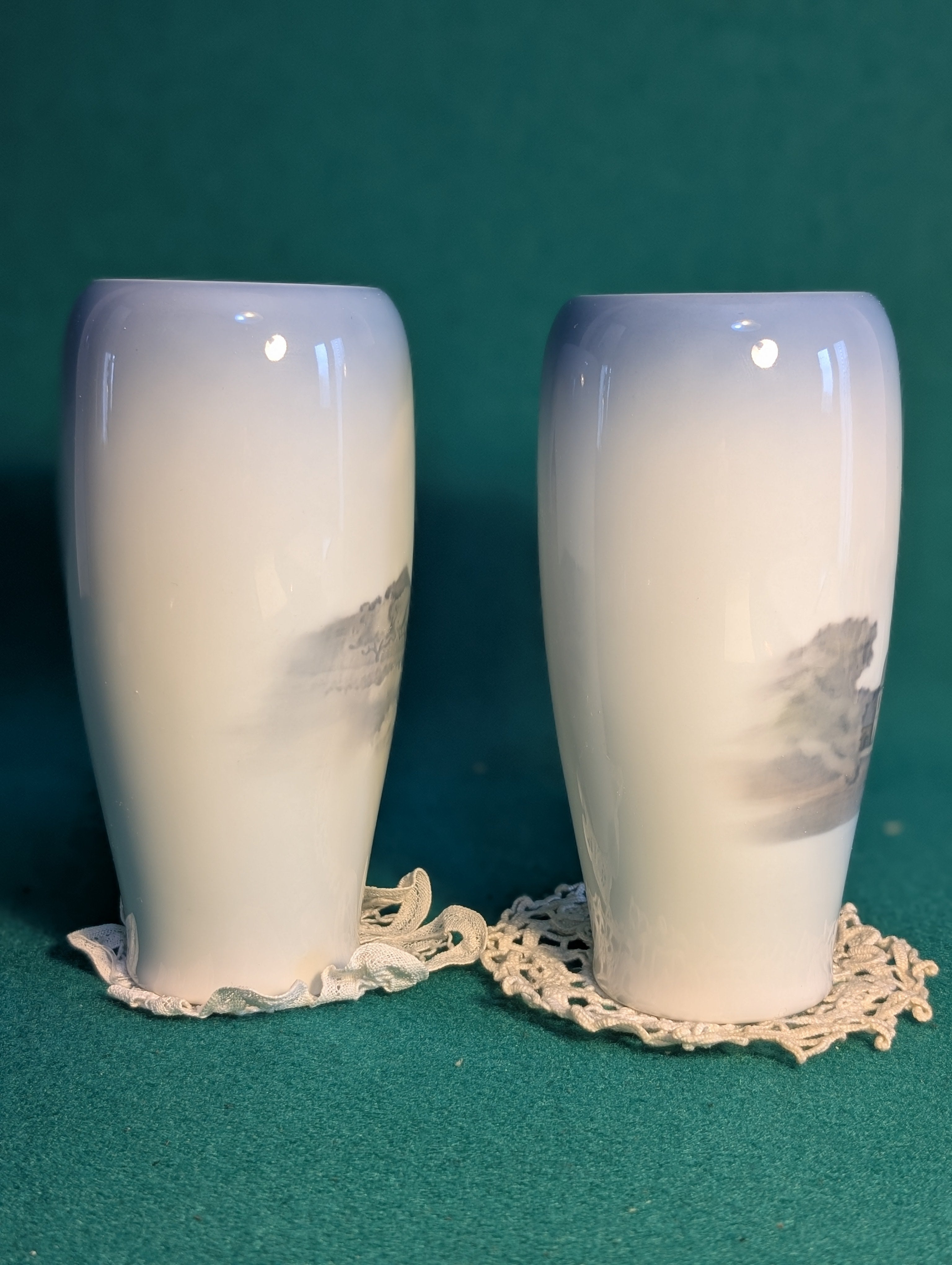 Vasetti in porcellana della Royal Copenhagen con edifici storici