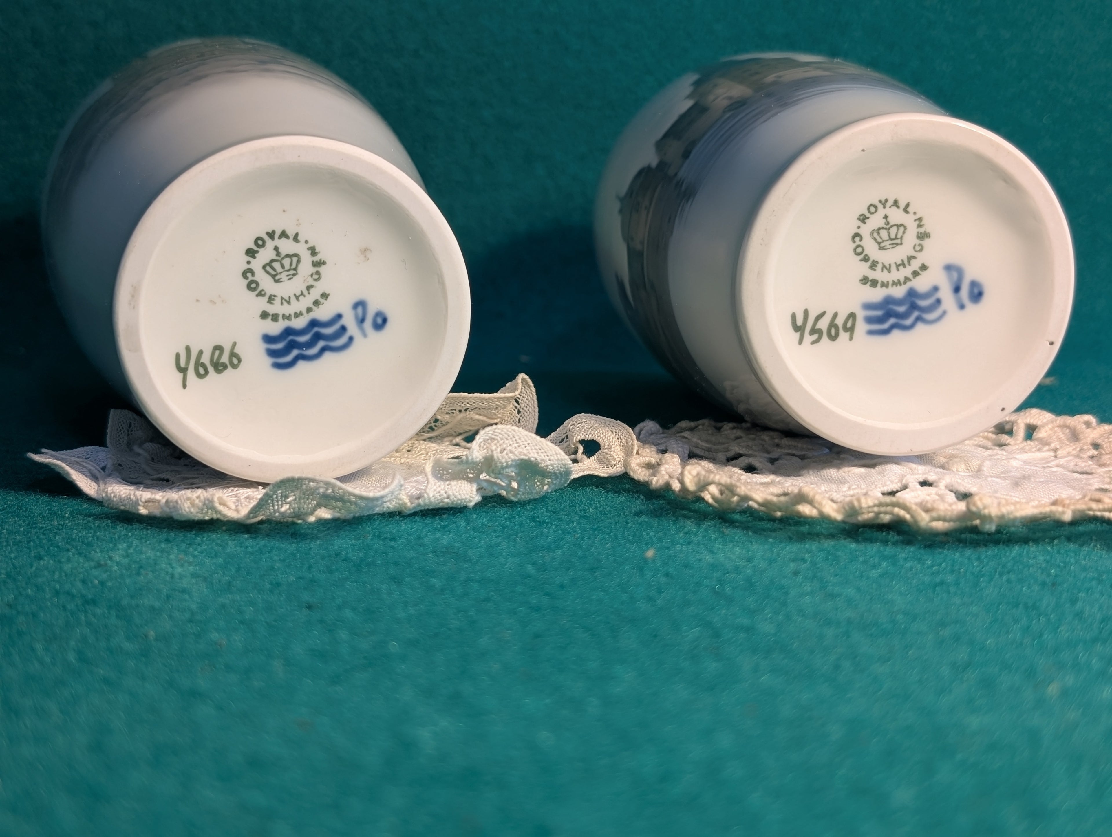 Vasetti in porcellana della Royal Copenhagen con edifici storici