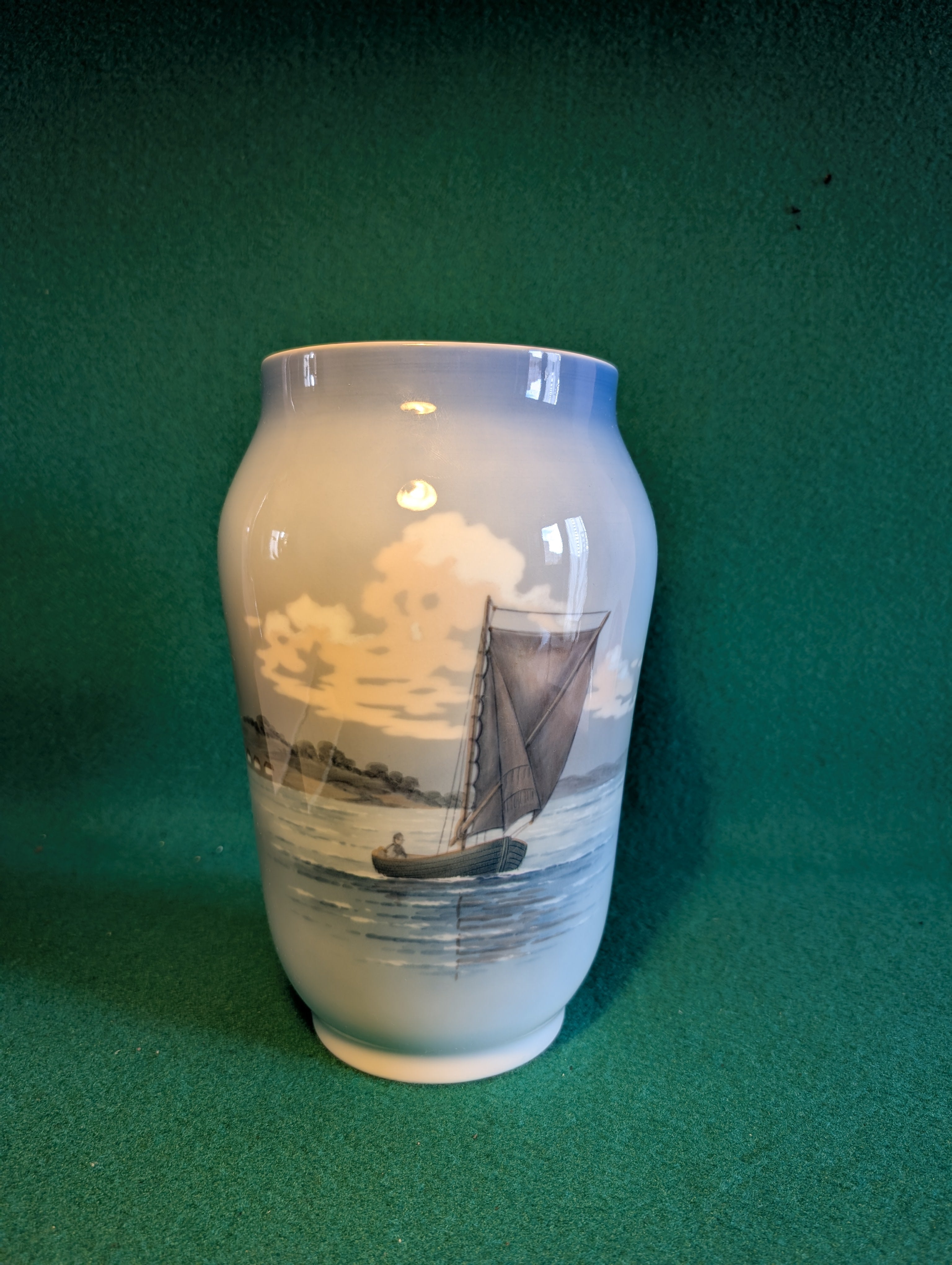 Vaso Royal Copenhagen Porcellana Barca a Vela Dipinta Mano – Danish Vintage Sailboat