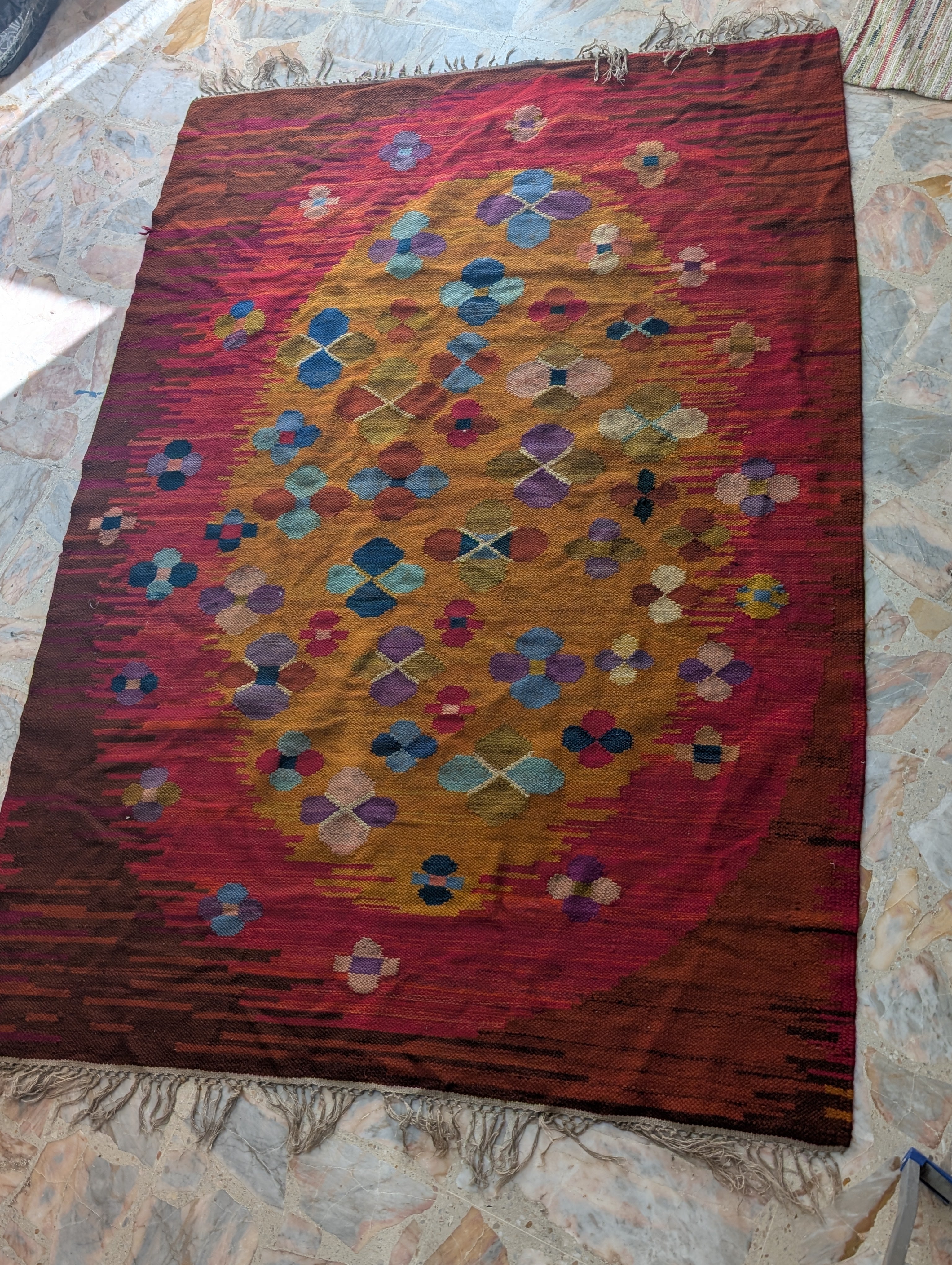 Tappeto Kilim Afghano Annodato a Mano - Rosso Porpora e Arancione con Motivi Floreali