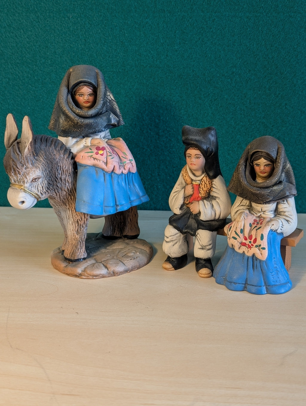 Statuette Folklore Sardo: Emozioni in Terracotta Artigianale (17 cm)