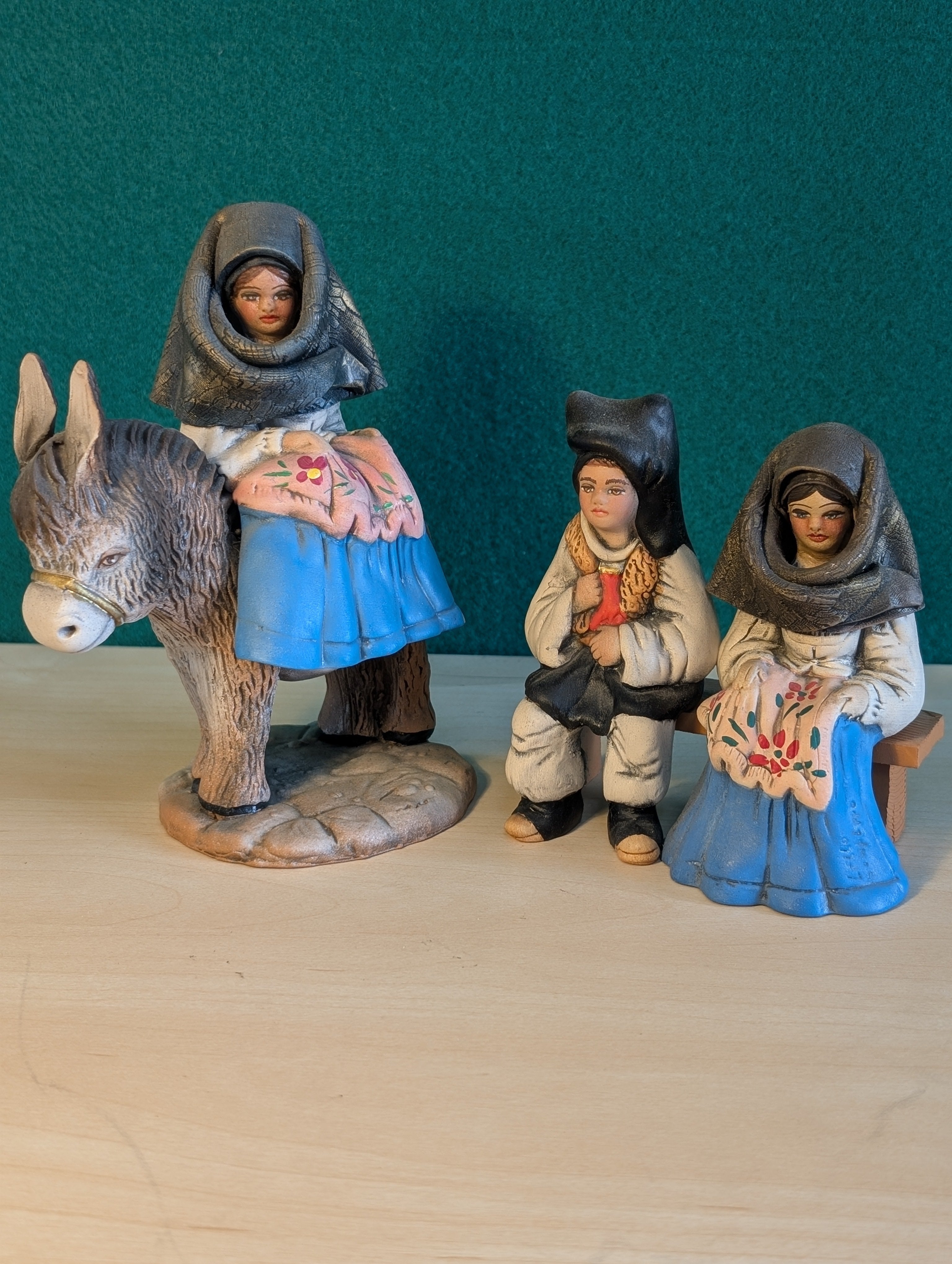 Statuette Folklore Sardo: Emozioni in Terracotta Artigianale (17 cm)