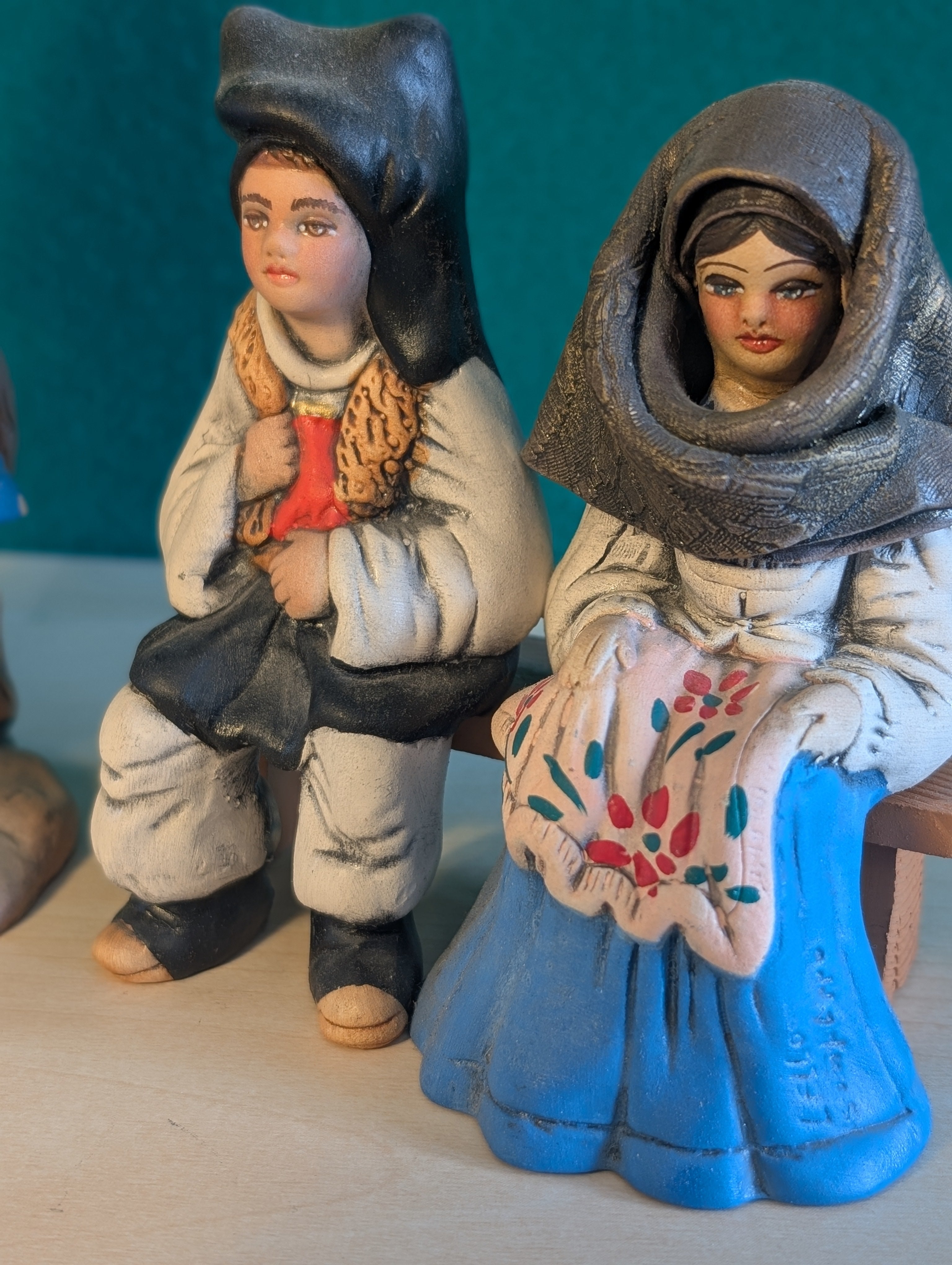 Statuette Folklore Sardo: Emozioni in Terracotta Artigianale (17 cm)