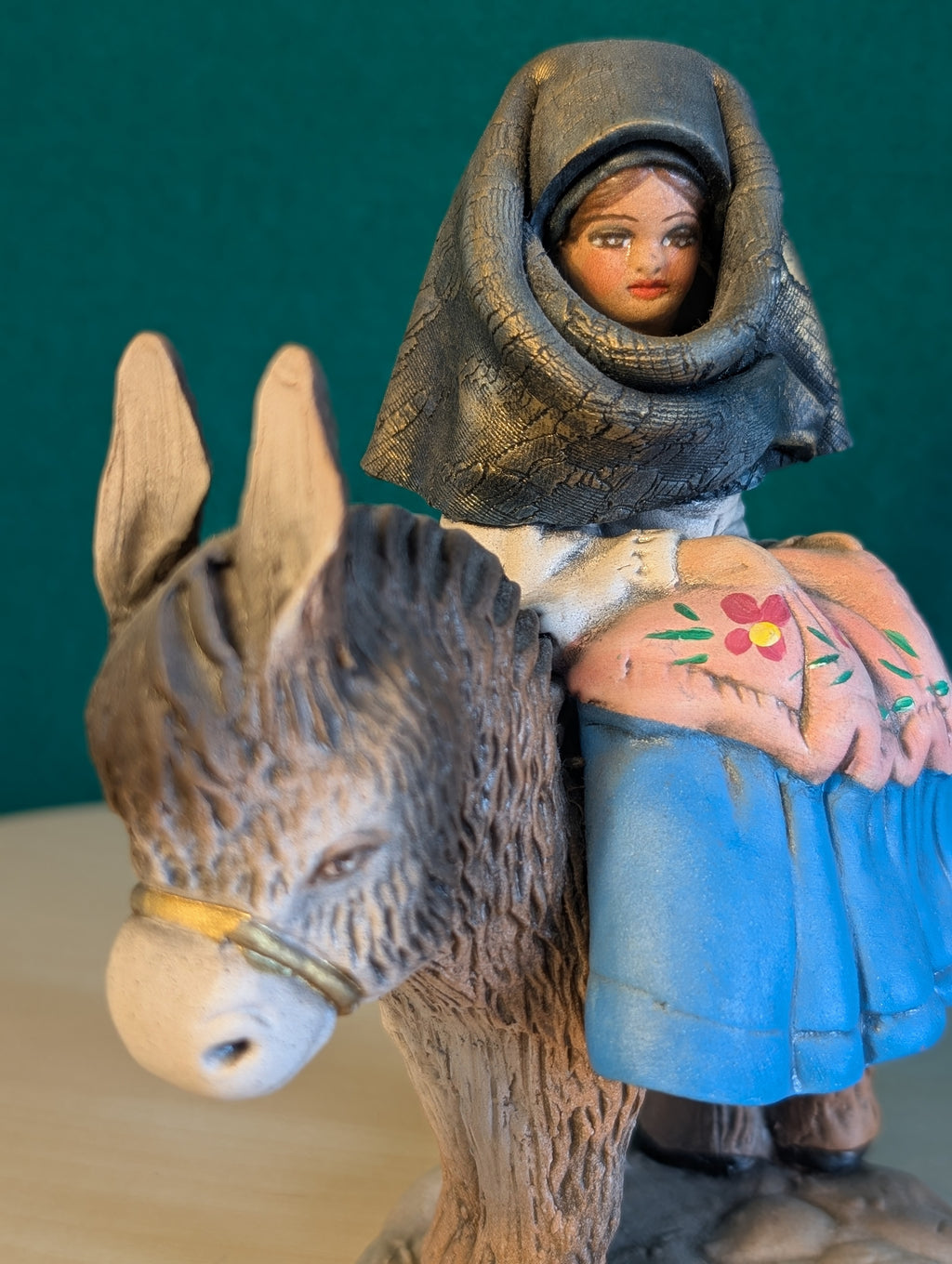 Statuette Folklore Sardo: Emozioni in Terracotta Artigianale (17 cm)