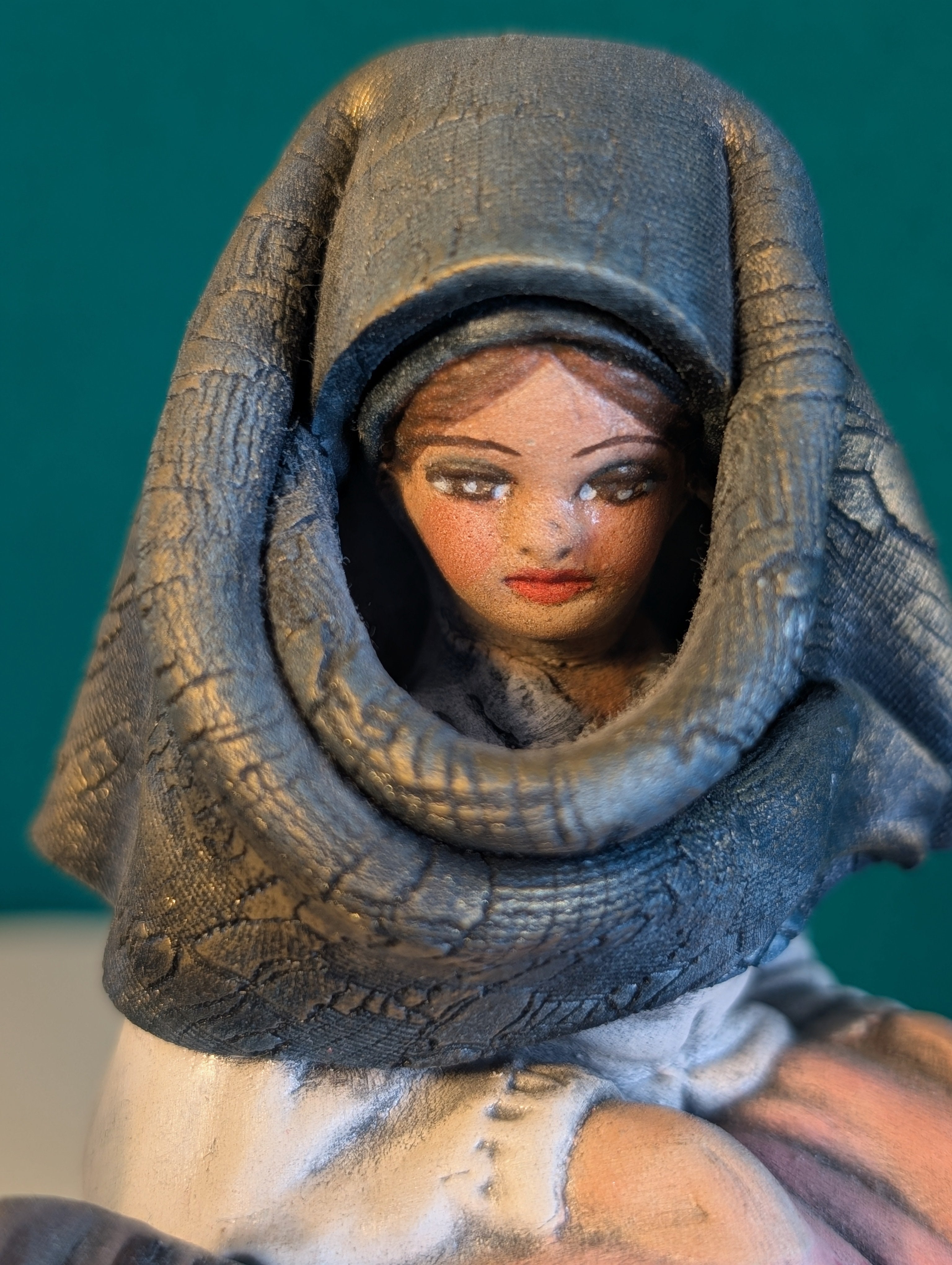 Statuette Folklore Sardo: Emozioni in Terracotta Artigianale (17 cm)