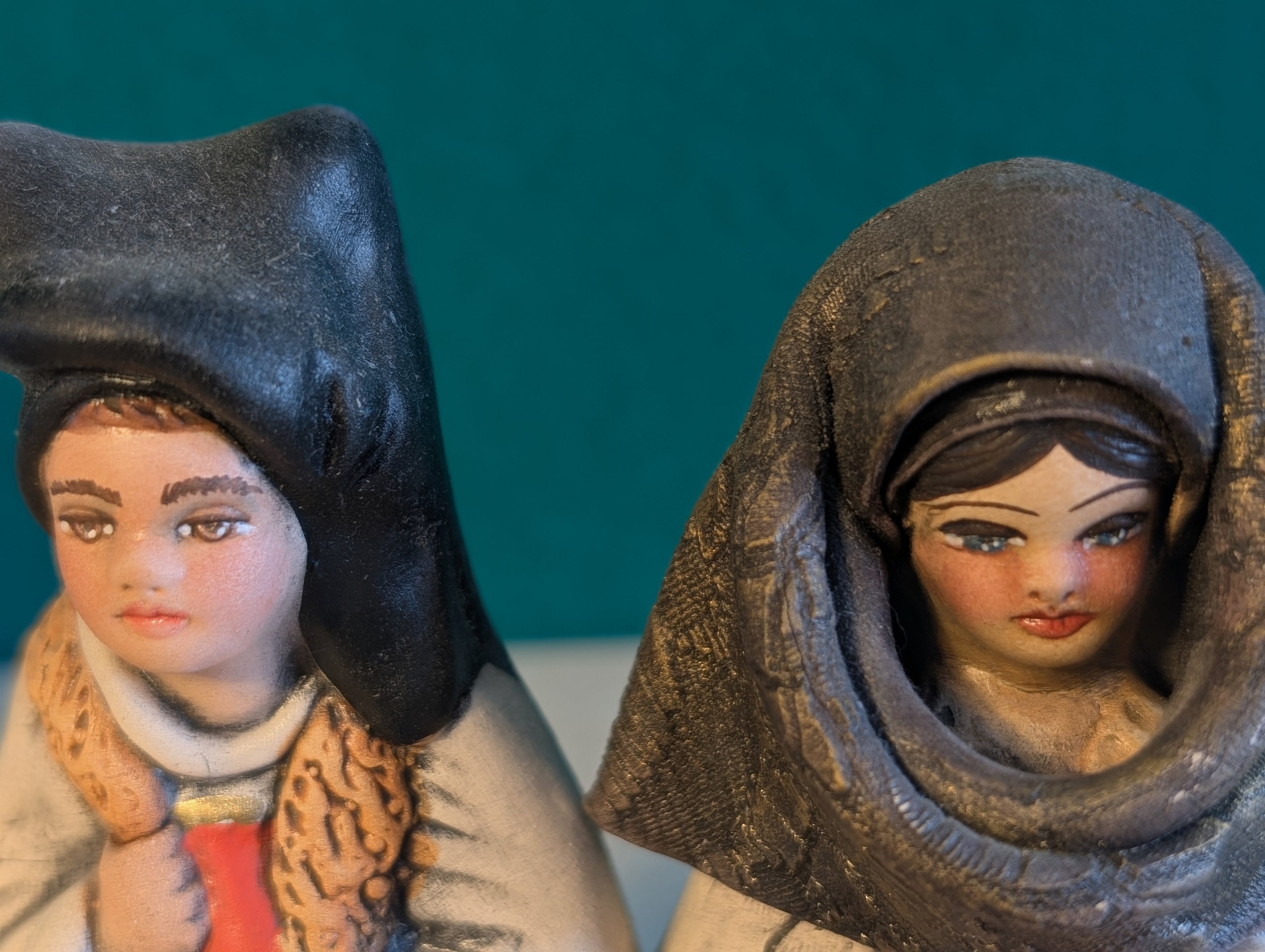 Statuette Folklore Sardo: Emozioni in Terracotta Artigianale (17 cm)