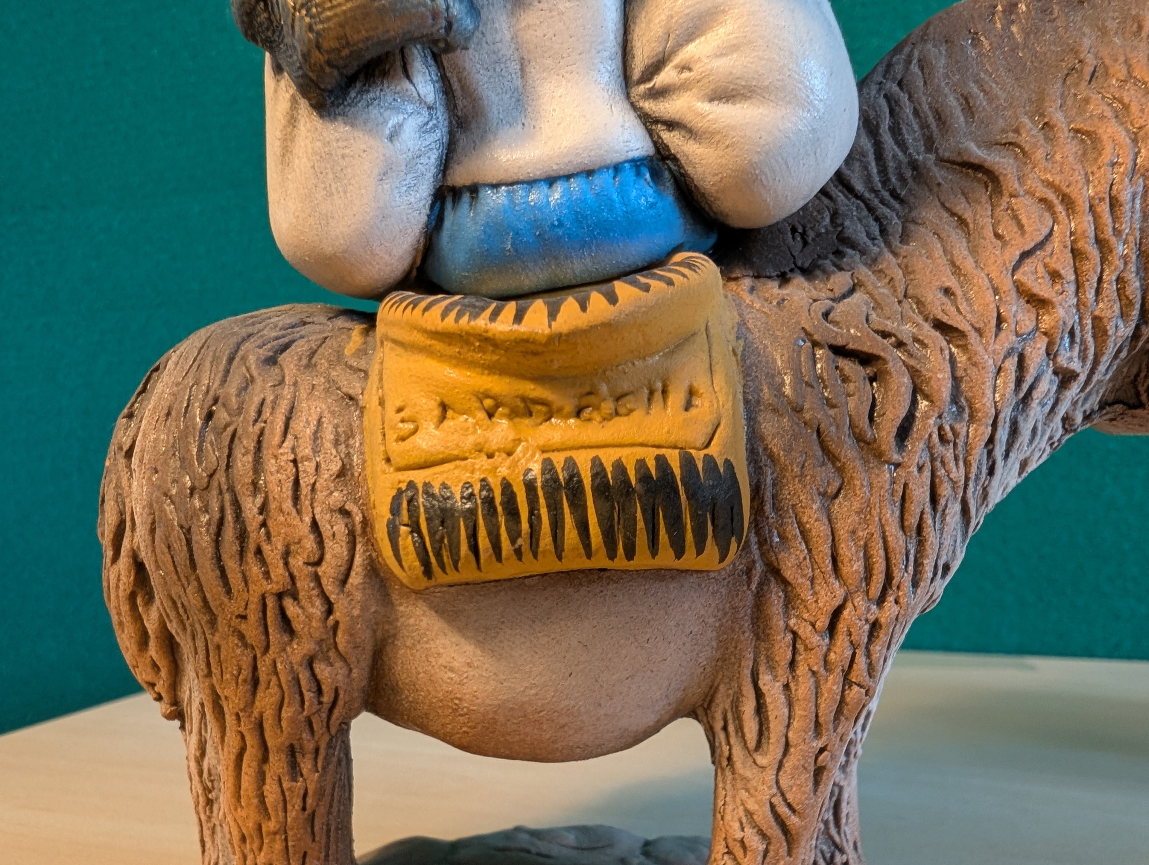 Statuette Folklore Sardo: Emozioni in Terracotta Artigianale (17 cm)