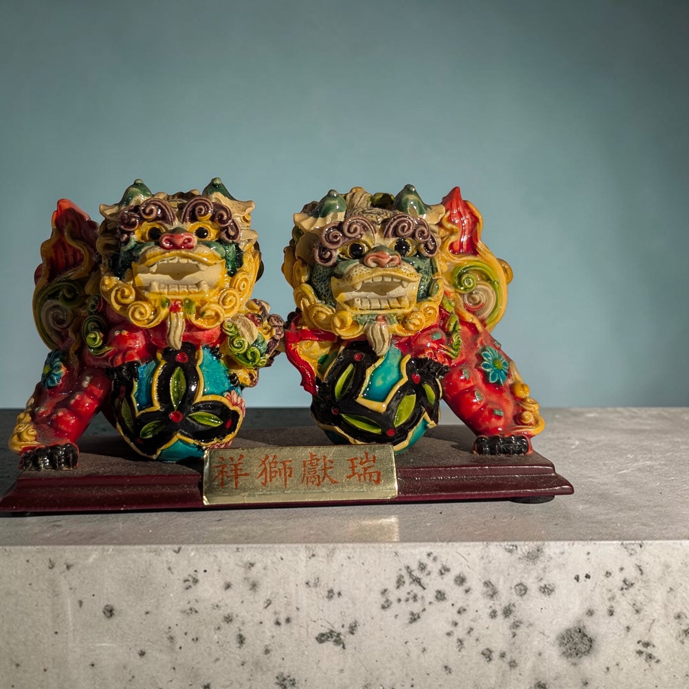 Leoni Guardiani Foo Dog in porcellana smaltata  Collezione Prestige