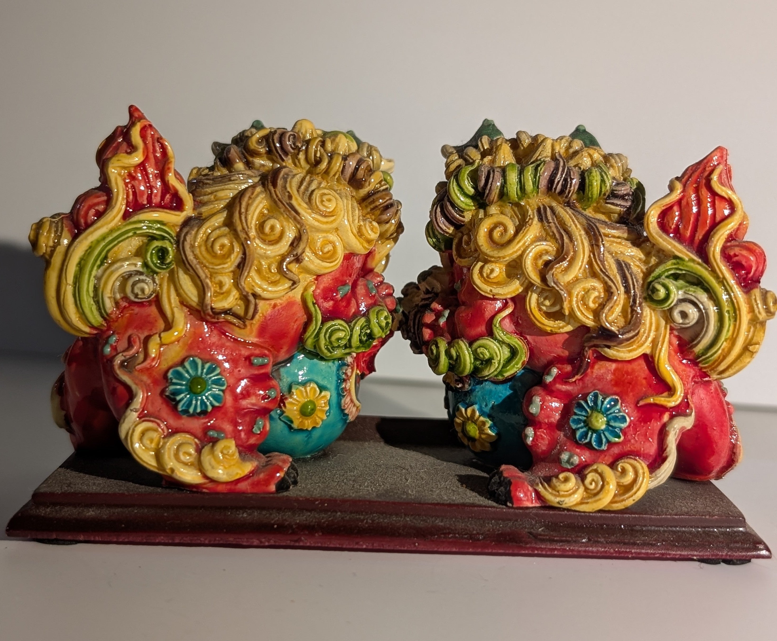 Leoni Guardiani Foo Dog in porcellana smaltata  Collezione Prestige