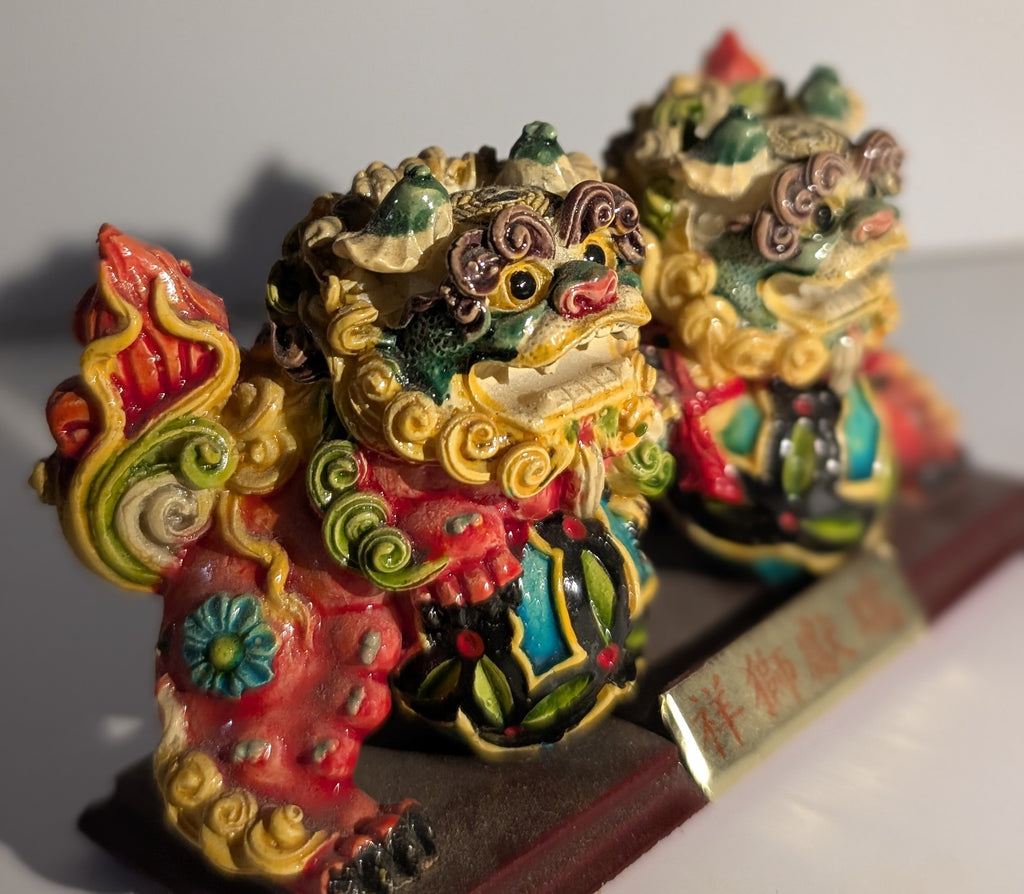 Leoni Guardiani Foo Dog in porcellana smaltata  Collezione Prestige
