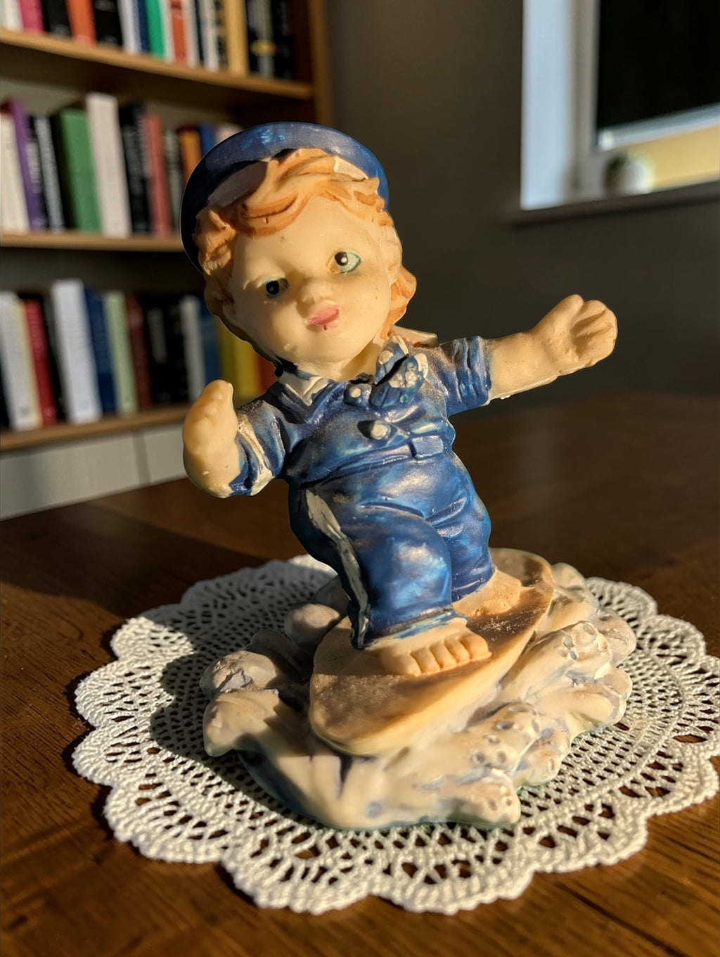 A-10 · Bimbo surfista in resina – Statuina vintage