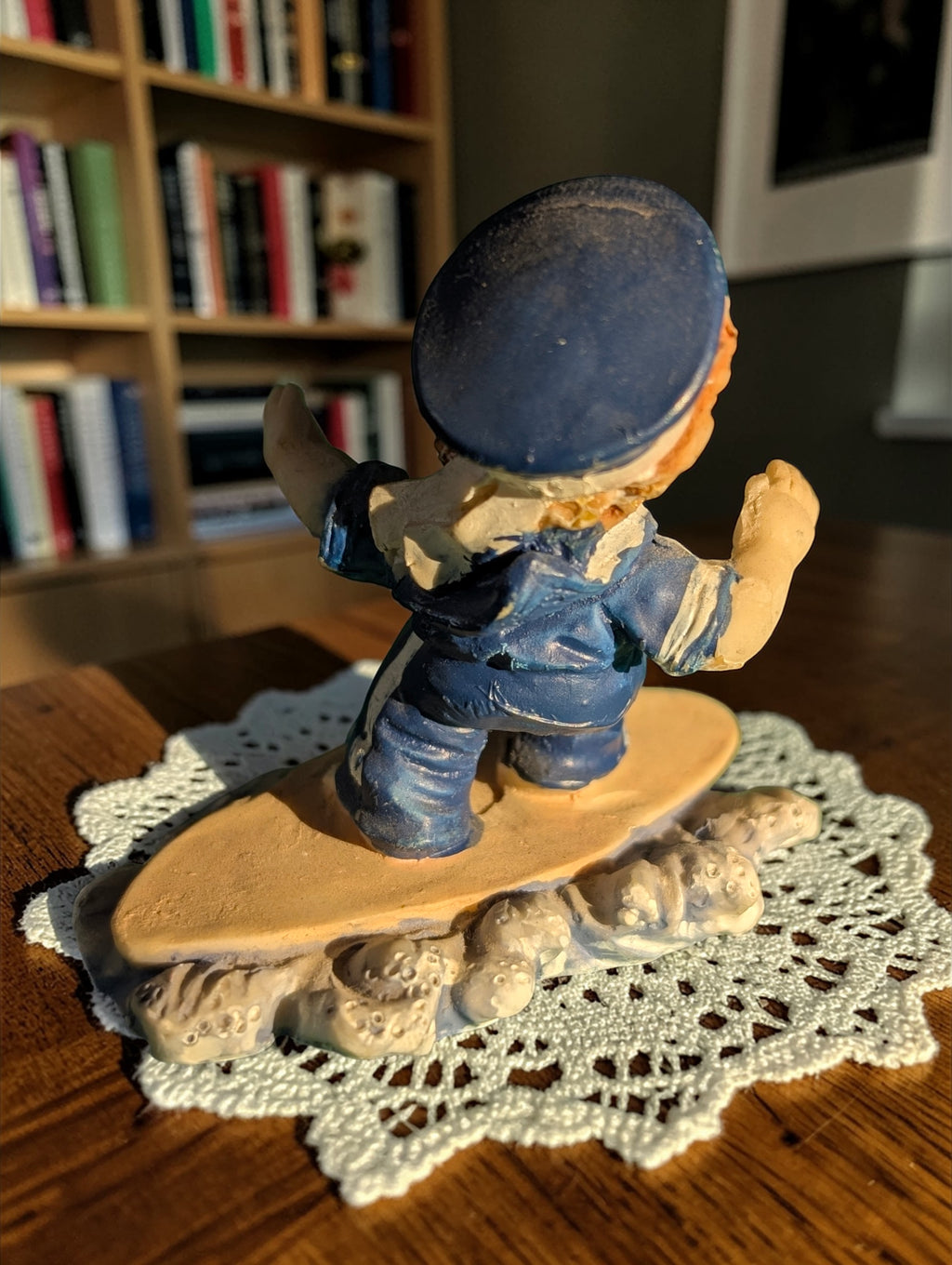 A-10 · Bimbo surfista in resina – Statuina vintage