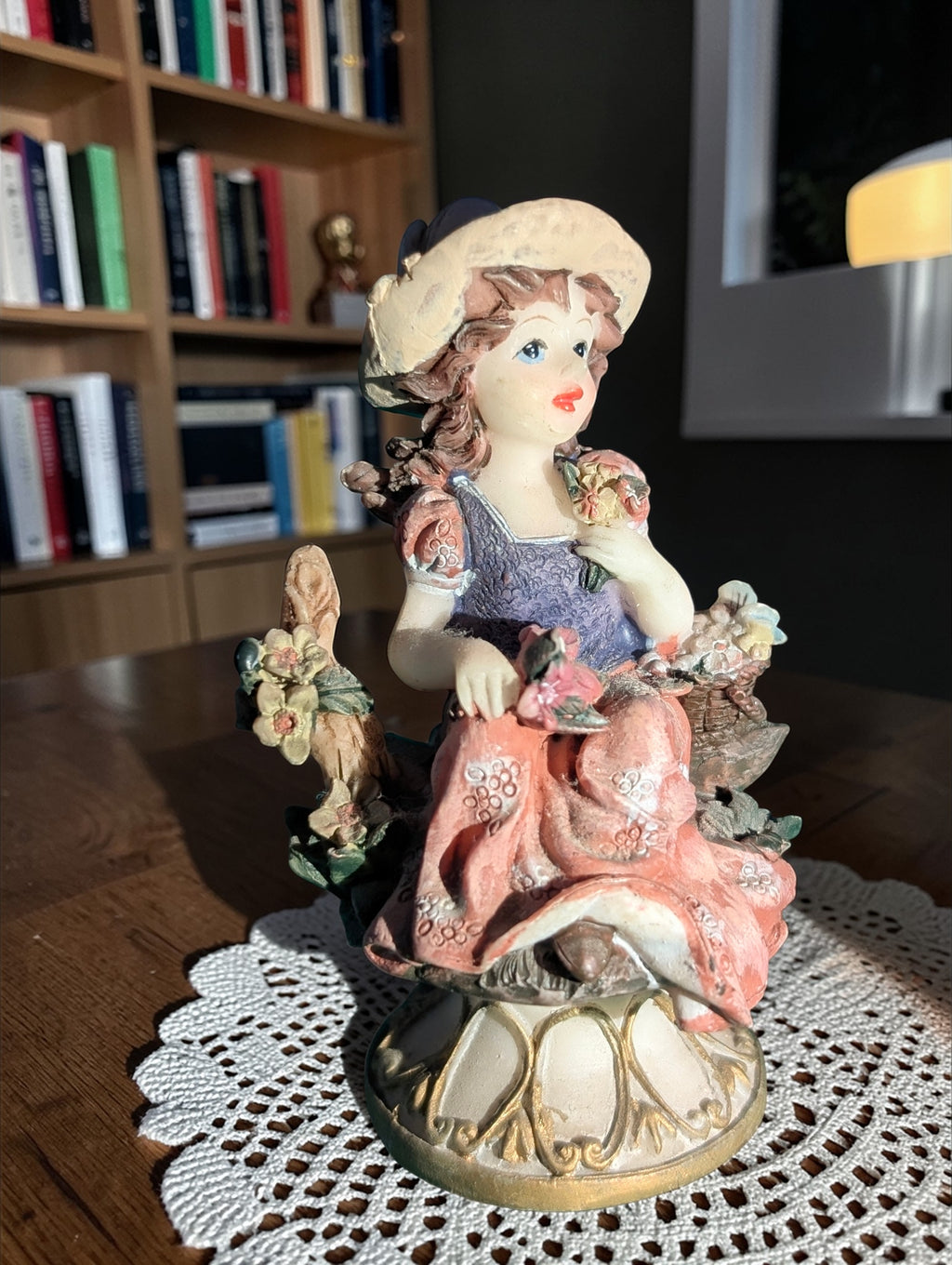 A-11 · Statuina ragazza con fiori MRH 2000 – Resina