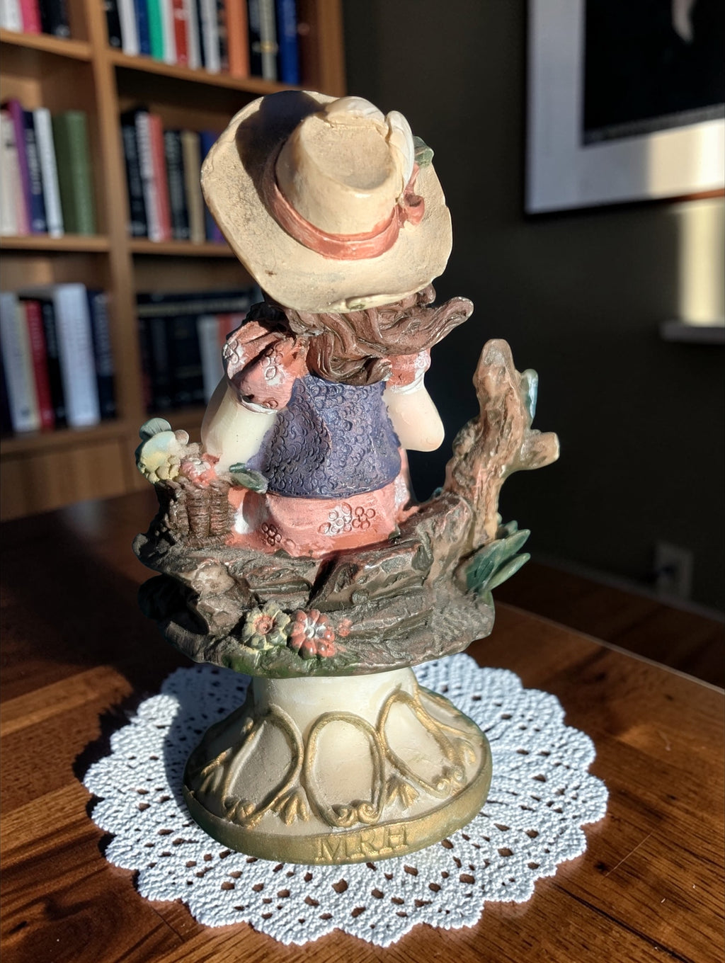 A-11 · Statuina ragazza con fiori MRH 2000 – Resina