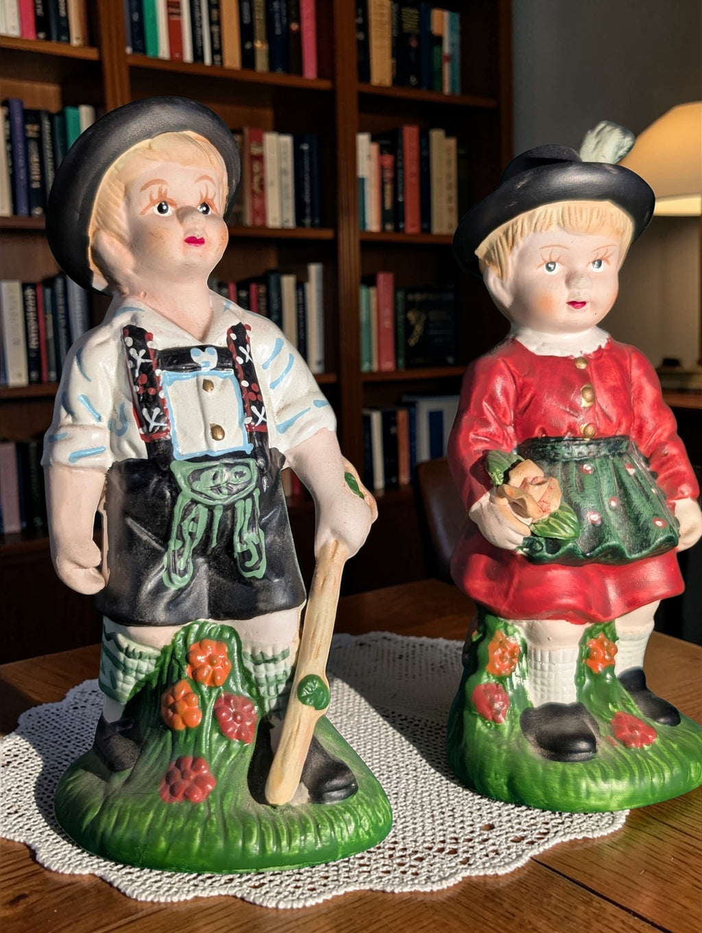 A-08 · Coppia di figurine bavaresi in ceramica dipinta