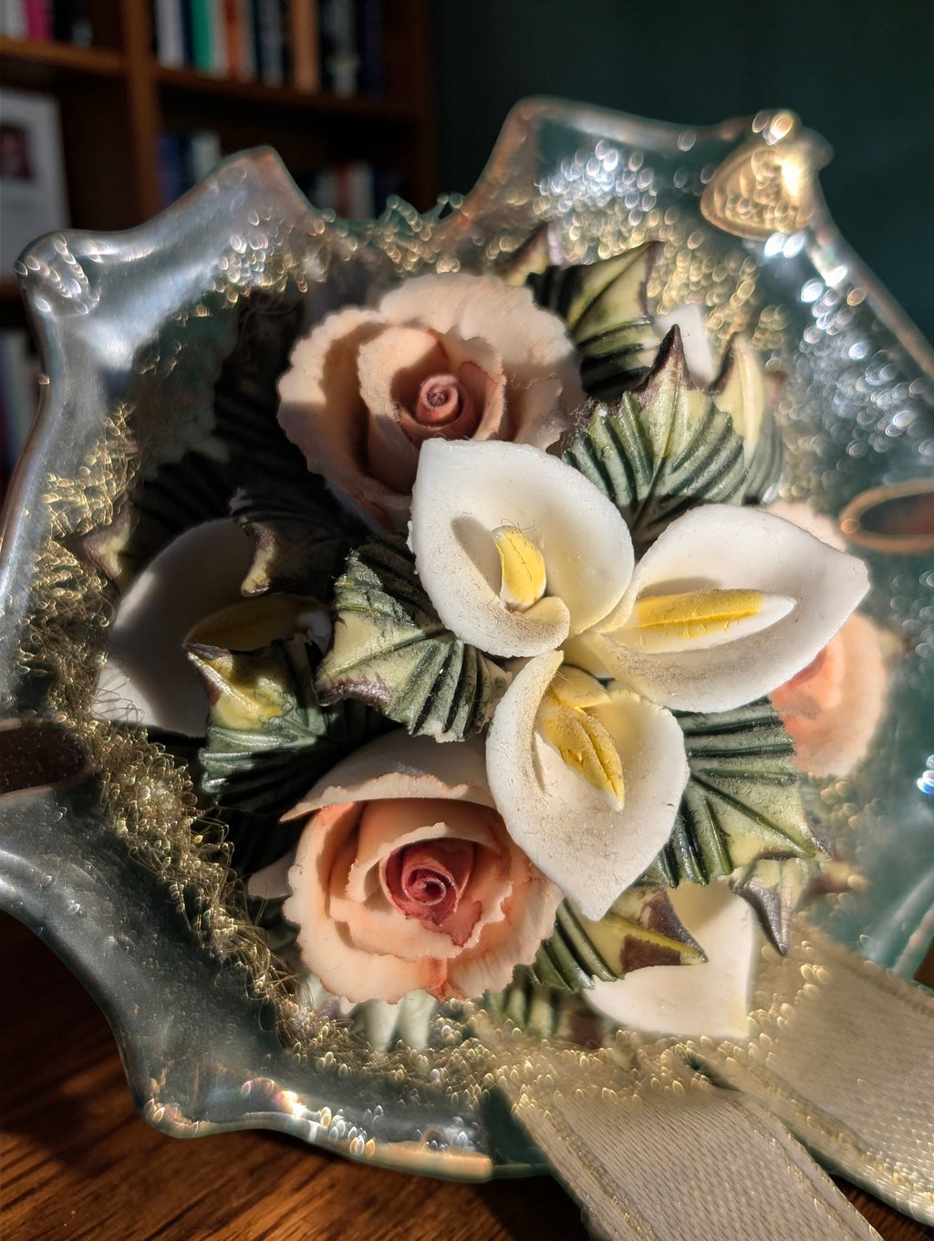 A-05 · Centrotavola floreale in ceramica – Rose e Calle