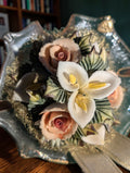 A-05 · Centrotavola floreale in ceramica – Rose e Calle