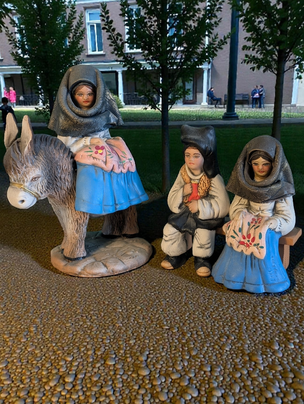 Statuette Folklore Sardo: Emozioni in Terracotta Artigianale (17 cm)