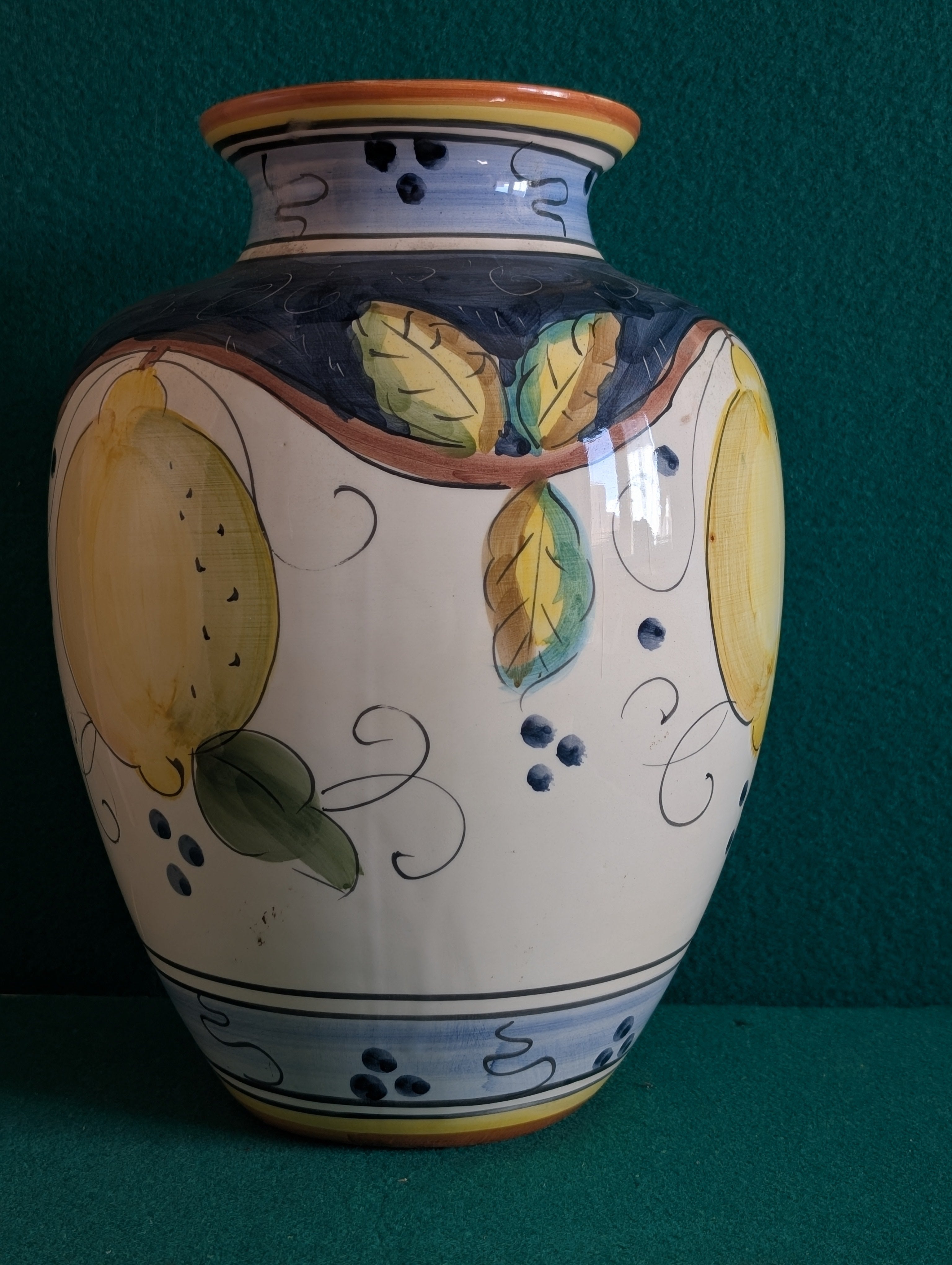Vaso Caltagirone dipinto a mano – motivo limoni, H.30 cm, artigianato siciliano